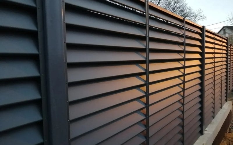 Rüzgar Kırıcı Panjur Çit Sistemleri: Güvenliği ve Gizliliği Bir Arada Sunar