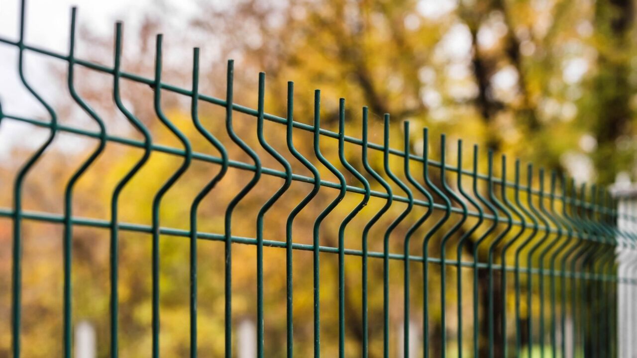 Panel Çit Fiyatları Neden Tel Örgüden Yüksektir?